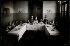 Przedstawienie w przedszkolu, róg ul. Warszawskiej i Monopolowej, Białystok, 1935 r.