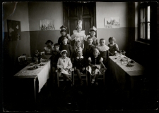 Przedstawienie w przedszkolu, róg ul. Warszawskiej i Monopolowej, Białystok, 1935 r.