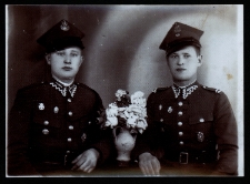 Żołnierze 10 pułku Ułanów Litewskich w atelier fotograficznym, Białystok, 1938 r.