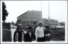 Nauczycielka esperanto z dziećmi, które uczyła w Szkole Podstawowej, ul. Polna, Wasilków, czerwiec 1986 r.