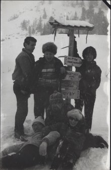 Zimowisko zorganizowane dla młodzieży esperanckiej, stoją od lewej: Tadeusz Graczykowski, Walentyna Fiszer-Dolińska, Halina Dastych, pierwszy z lewej leży Teruo Matsumoto, Zakopane, 1966 r.