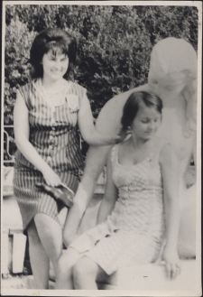 Walentyna Fiszer-Dolińska z kobietą w parku, XX w.