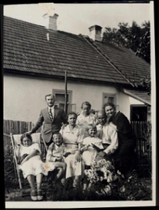 Zdjęcie rodzinne w ogrodzie, ul. Gródecka 4, Michałowo, 1935 r.