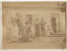 Zdjęcie rodzinne w ogrodzie, Białystok, koniec XIX w.