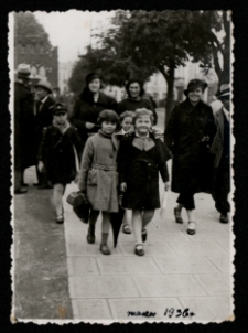 Rodzinny spacer, Rynek Kościuszki, Białystok, 1936 r.