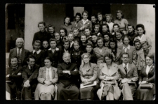 Klasa III b Gimnazjum, tzw. "Mała Matura", ul. Kościelna, Białystok, 1945 r.