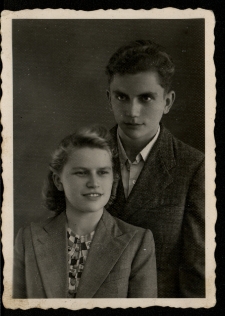Krystyna Zawadzka z bratem Romanem Skrzędziejewskim, Białystok, 1945 r.