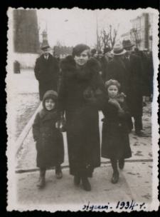 Krystyna Zawadzka z mamą Heleną i bratem Romanem, Rynek Kościuszki, Białystok, 1934 r.