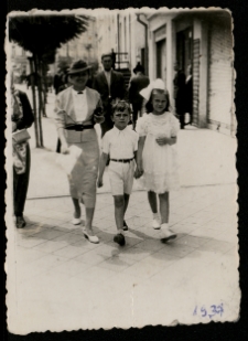 Krystyna Zawadzka z bratem Romanem i mamą Heleną, Białystok, 1937 r.