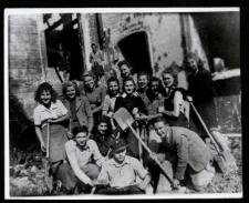 Uczniowie Liceum Pedagogicznego podczas odbudowy Pałacu Branickich, budynek Szkoły Ćwiczeń, Białystok, 1946 r.