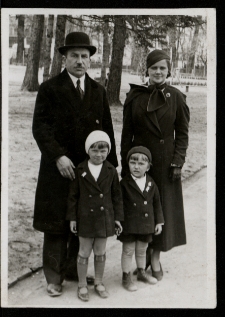 Krystyna Zawadzka z rodzicami, Heleną i Bohdanem oraz bratem Romanem, Park Planty, Białystok, 1933 r.