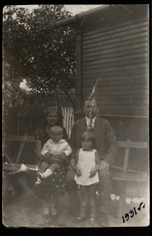 Krystyna Zawadzka z rodzicami, Heleną i Bohdanem oraz bratem Romanem, Białystok, 1931 r.