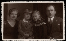 Zdjęcie rodzinne w atelier fotograficznym, 1934 r.