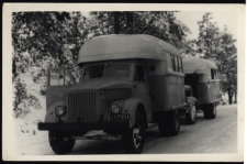 Samochód marki Lublin należący do kina objazdowego, lata 50. XX w.
