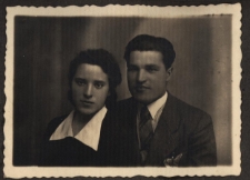 Wilhelm Bilewicz z siostrą Bronisławą, zdjęcie w atelier fotograficznym, Białystok, lata 40. XX w.