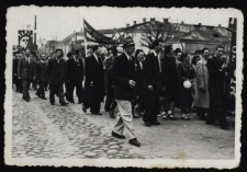 Pracownicy Okręgowego Przedsiębiorstwa Rozpowszechniania Filmów na pochodzie z okazji święta 1 Maja, Białystok, XX w.