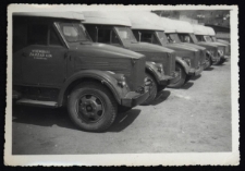 Samochody marki Lublin, należące do kina objazdowego przy Okręgowym Przedsiębiorstwie Rozpowszechniania Filmów, Białystok, lata 50. XX w.