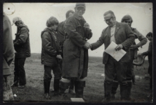 Adolf Polecki wręczający nagrody, XX w.