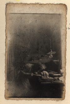 "Stanisław Wakuliński w pracowni, ul. Stoczek 24, Białowieża, 10 listopada 1942 r. Fot. Jan Głuszko"