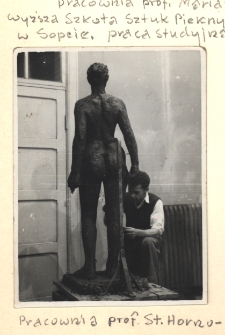 Stanisław Wakuliński w pracowni w Państwowej Wyższej Szkole Sztuk Pięknych w Gdańsku z siedzibą w Sopocie, Sopot, 1945-50 r.