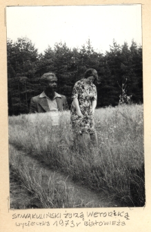 Stanisław Wakuliński na spacerze z żoną Weroniką, Białowieża, 1973 r.