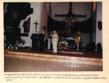 Kościół pw. Najświętszego Seca Jezusa, na zdjęciu ks. Czesław Łogutko i Stanisław Wakuliński - projkektant i wykonawca wnętrza kościoła, ul. Traugutta 25, Białystok, 1973 r.