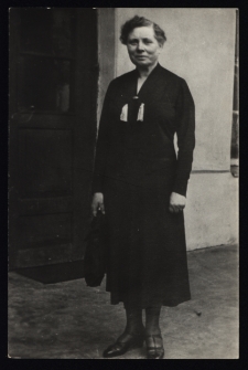 Prof. Zofia Borkowska, nauczycielka języka francuskiego w gimnazjum im. Króla Zygmunta Augusta, ul. Kościelna przed budynkiem szkoły, Białystok, lata 30. XX w.