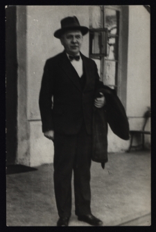 Prof. Czesław Pietrasz, nauczyciel języka polskiego w Gimnazjum im. Króla Zygmunta Augusta przed budynkiem szkoły, ul. Kościelna, Białystok, lata 30. XX w.