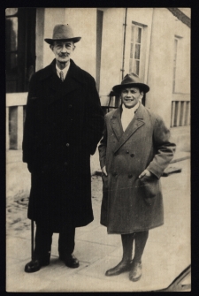 Od lewej prof. Aleksander Rapp - nauczyciel języka niemieckiego i prof. Augustyn Kitta - nauczyciel wychowania fizycznego, nauczyciele w Gimnazjum im. Króla Zygmunta Augusta przed budynkiem szkoły, ul. Kościelna, Białystok, lata 30. XX w.