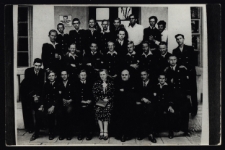 Zdjęcie grupowe przed budynkiem szkoły z okazji "Małej matury" w gimnazjum im. Króla Zygmunta Augusta, ul. Kościelna, Białystok, czerwiec 1934 r.