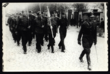 Defilada z okazji Święta 3 Maja, maszeruje hufiec szkolny Gimnazjum i Liceum im. Króla Zygmunta Augusta, ul. Sienkiewicza, Białystok, 3 maja 1938 r.