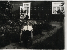 W ogrodzie przed domem, ul. Kamienna 4, Białystok, lata 30. XX w.