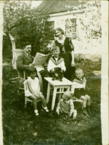 W ogrodzie przed domem, ul. Kamienna 4, Białystok, maj 1933 r.