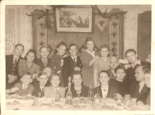 Zdjęcie rodzinne w domu, ul. Starobojarska, Białystok, 1941-1944 r.