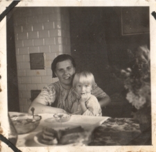 Irena Brzozowska z mamą Marią, w domu przy ul. Poprzecznej 2, Białystok, 1939 r.