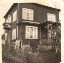 Maria Brzozowska i Stanisława Karalus przed domem, ul. Poprzeczna 2, Białystok, 1937-1938 r.