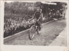 Mikołaj Kondrasiuk na rowerze w ogrodzie domu przy ul. Piasta 91, Białystok, lipiec 1938 r.