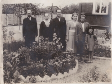 Zdjęcie rodzinne w ogrodzie, ul. Piasta 91, Białystok, 1938 r.