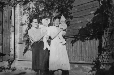 Zdjęcie rodzinne przed domem, ul. Kraszewskiego 5, Białystok, 1959 r.