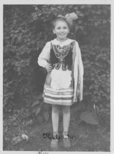 Halina Lubecka w stroju krakowskim, ul. Skorupskiej 40, Białystok, koniec lat 40. XX w.