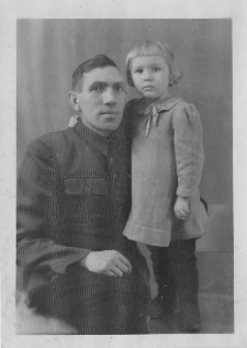 Halina Lubecka z ojcem, zdjęcie w atelier fotograficznym, pierwsza połowa lat 40. XX w.