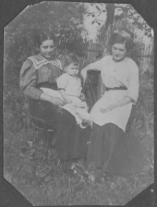 W ogrodzie domu przy ul. Skorupskiej 40, Białystok, początek XX w.