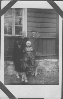 Zdjęcie rodzinne Buchholzów przed domem, ul. Skorupska 40, Białystok, lata 20-30. XX w.