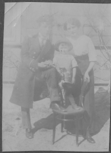 Zdjęcie rodzinne Buchholzów przed domem, ul. Skorupska 40, Białystok, lata 20-30. XX w.