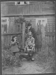 Zdjęcie rodzinne Buchholzów w ogrodzie, ul. Skorupska 40, Białystok, lata 20-30. XX w.