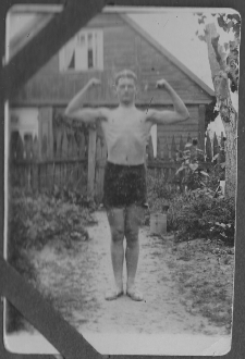 Mężczyzna w ogrodzie, ul. Skorupska 40, Białystok, lata 20-30. XX w.