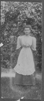 Kobieta w ogrodzie, ul. Skorupska 40, Białystok, początek XX w.