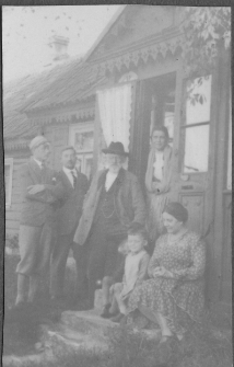 Zdjęcie rodzinne Buchholzów przed domem, ul. Skorupska 40, Białystok, lata 20-30. XX w.