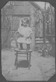 Dziecko w ogrodzie, ul. Skorupska 40, Białystok, początek XX w.