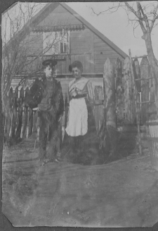 Zdjęcie rodzinne Buchholzów w ogrodzie, ul. Skorupska 40, Białystok, początek XX w.